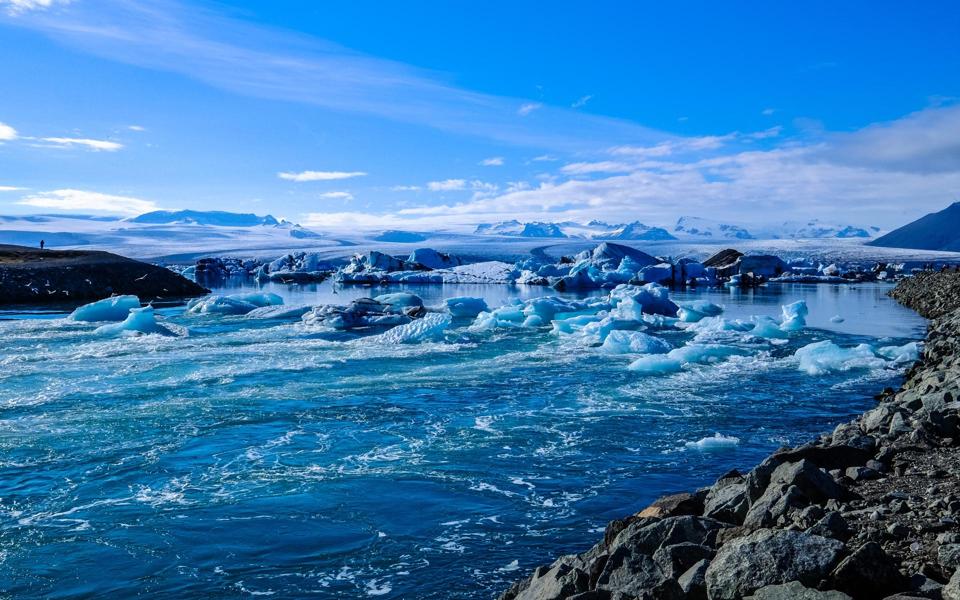 蓝天下冰河高清风景图片壁纸