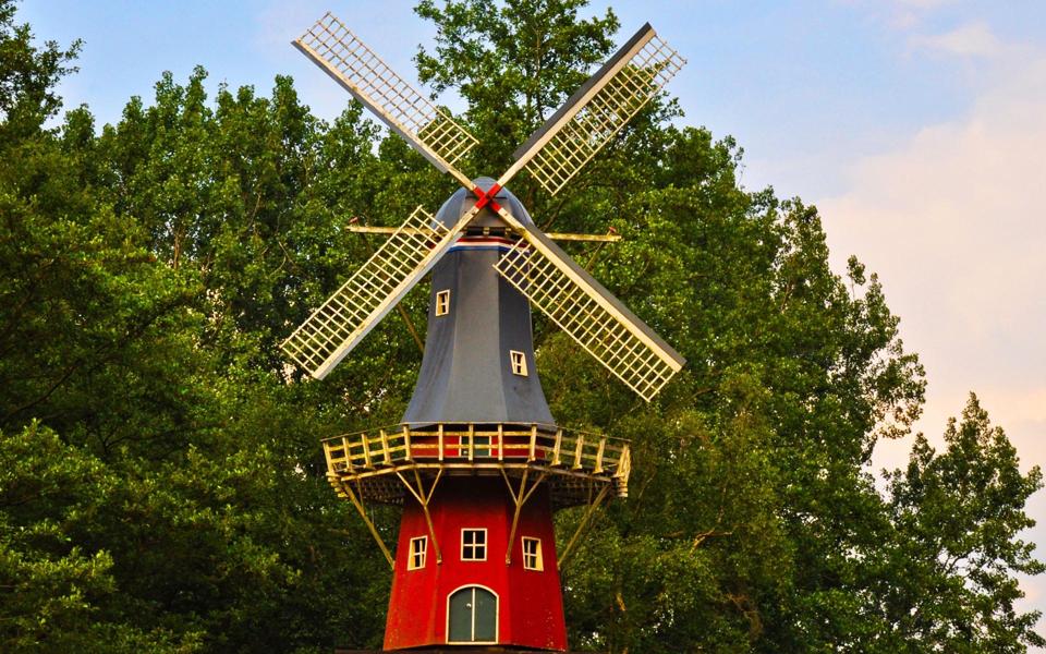 高清漂亮的荷兰风车风景图片电脑壁纸