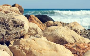 海岸的石头高清大海壁纸图片